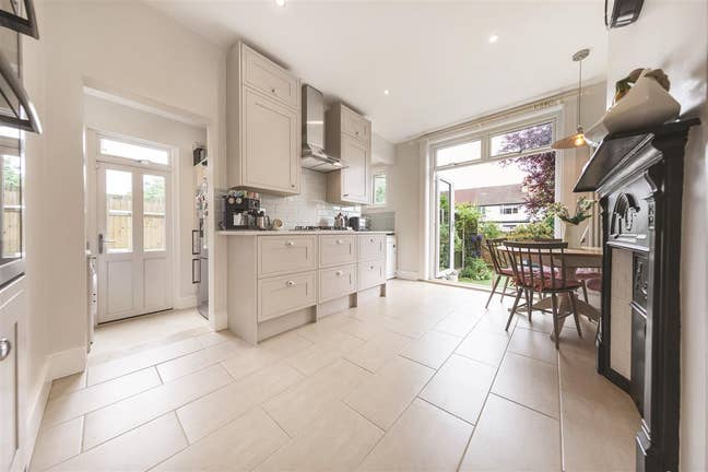 2 Bed Flat, Streatham Common, SW16 Main Photo