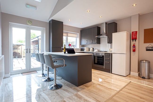 Gorgeous Furnished Ensuite in Macclesfield Main Photo