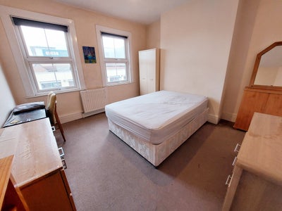 Large Double Room on Uxbridge High Street  Main Photo