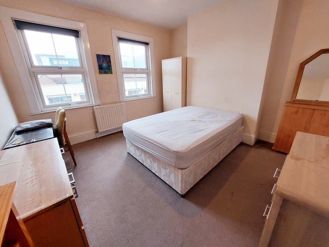 Large Double Room on Uxbridge High Street  Main Photo
