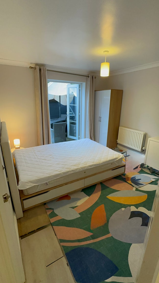 Studio/large room. Private kitchen & bathroom Main Photo