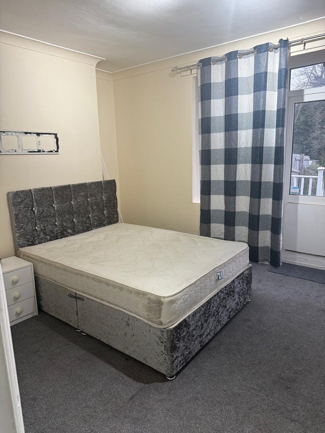 Newly renovated house with a spacious garden. Main Photo