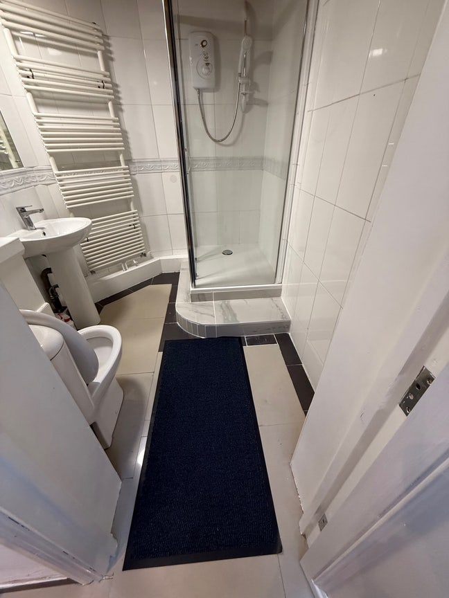 En-Suite in a Victorian House  Main Photo