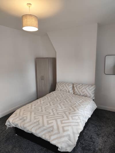 Double bedroom available  Main Photo