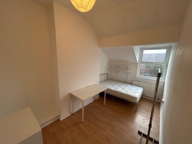 Double Room in Shared House Popular Location  Main Photo