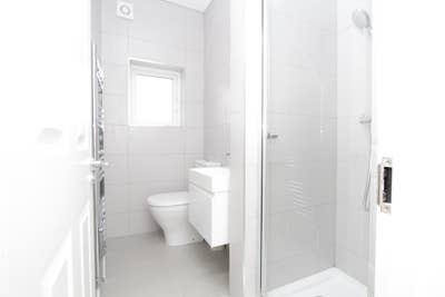 3 Luxury Rooms-Stunning Modern Flat in Prime Area! Main Photo