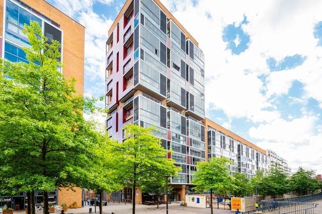 *Book Now - Huge Double with Balcony-Dalston Main Photo