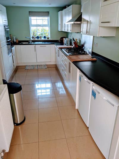 Stunning En-Suit bedroom to rent 10min to Gatwick) Main Photo