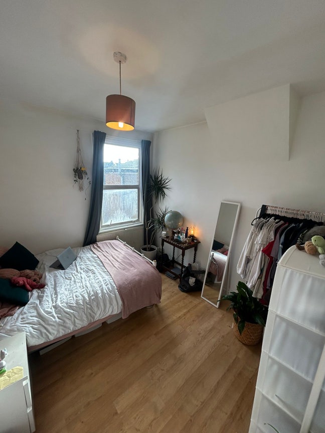 Bright double room in spacious, homely house  Main Photo