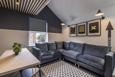  🏡 Stylish Room Available in Modern 5-Bed Apt Main Photo