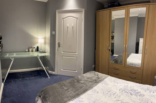 Large Double Room  - max 3 people in house Main Photo