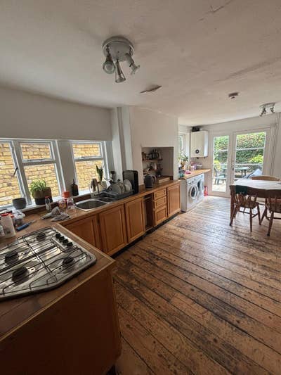 2 Large Double Bedrooms - 2mins from the Common Main Photo