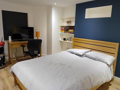 Spacious double bedroom in shared house in Altrinc Main Photo
