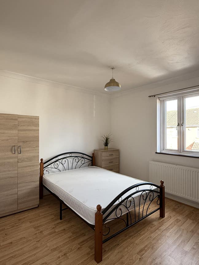 Furnished double bedroom 8 min walk to Rainham st Main Photo