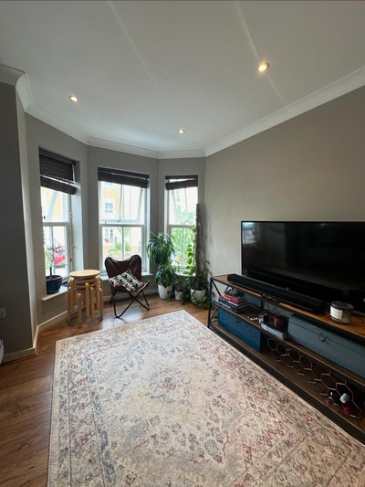 Spacious double bedroom in lovely flat  Main Photo