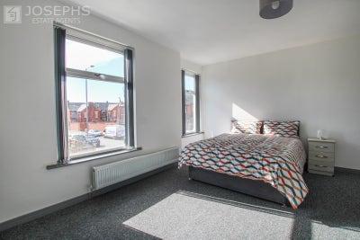 Brand New CoLiving House Close Hospital BL3 Bolton Main Photo