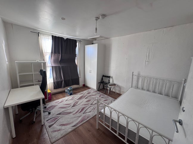 Rooms Available @Stepney Green Station 1 Minute Main Photo
