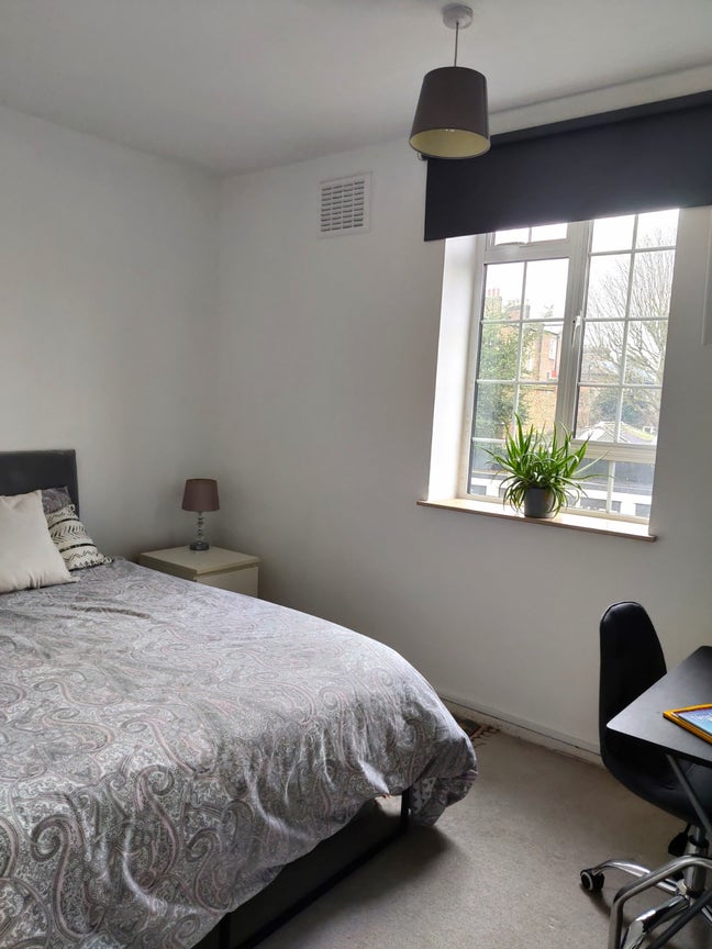 Double cosy room in 3 bed flat. No bills. Zone 2 Main Photo