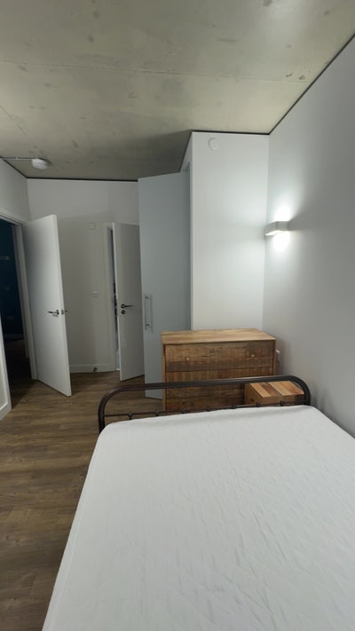 1 Bedroom Available  | Ensuite Room Main Photo