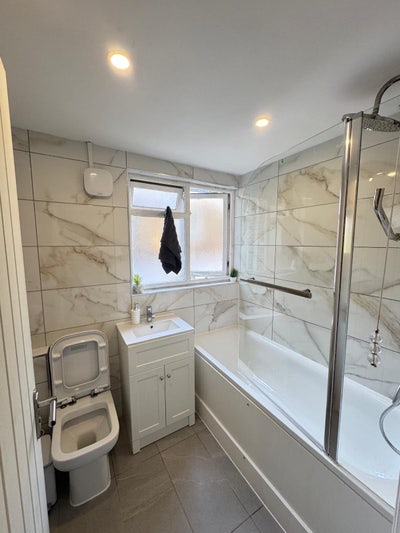 Room in a 3bedroom  Main Photo