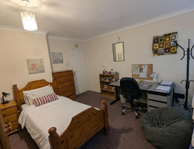Calm Home | Large Room | Available Now for females Main Photo