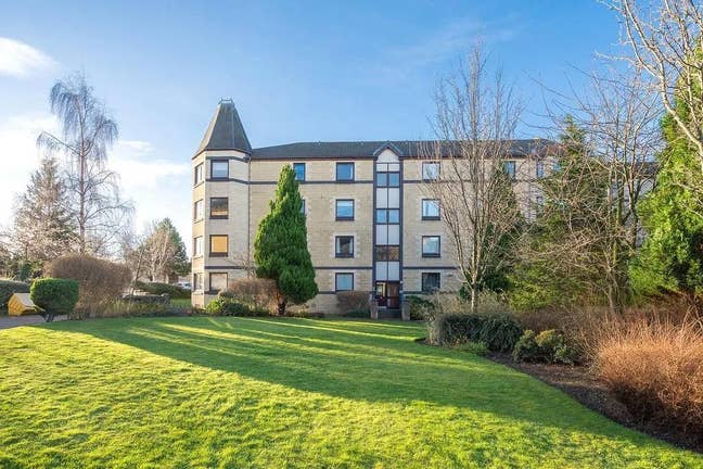 Two Bedroom Flat with Parking Main Photo