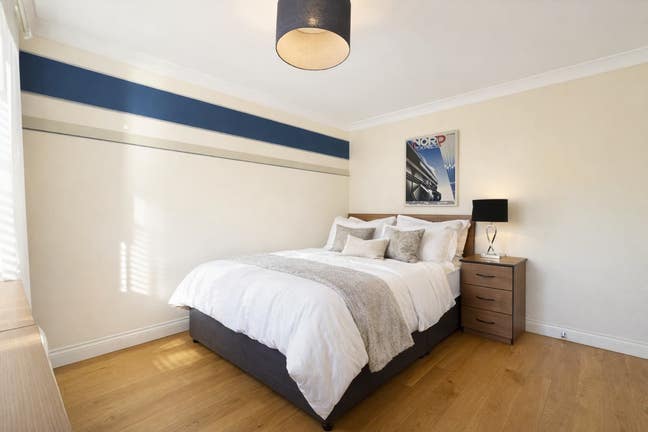 Great Location! - Ensuite Double Room near M4 Main Photo