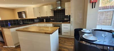 Large Double Ensuite With Parking On Site  Main Photo