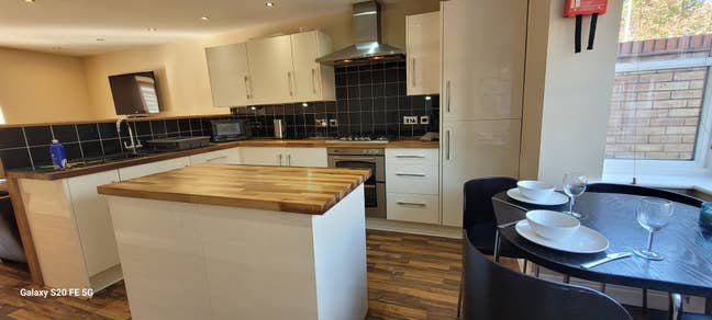 Large Double Ensuite With Parking On Site  Main Photo