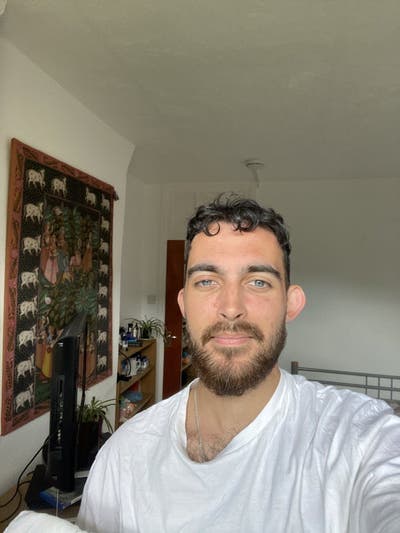 Tidy, respectful & sociable flatmate. Interes... Main Photo