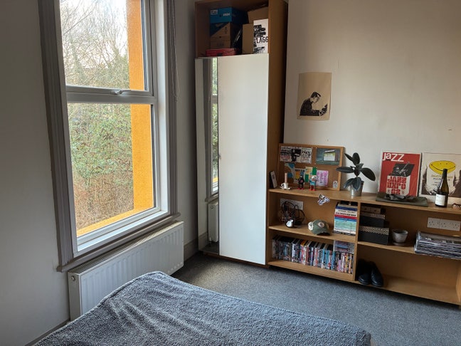 Spacious Room in Redland Flat Main Photo