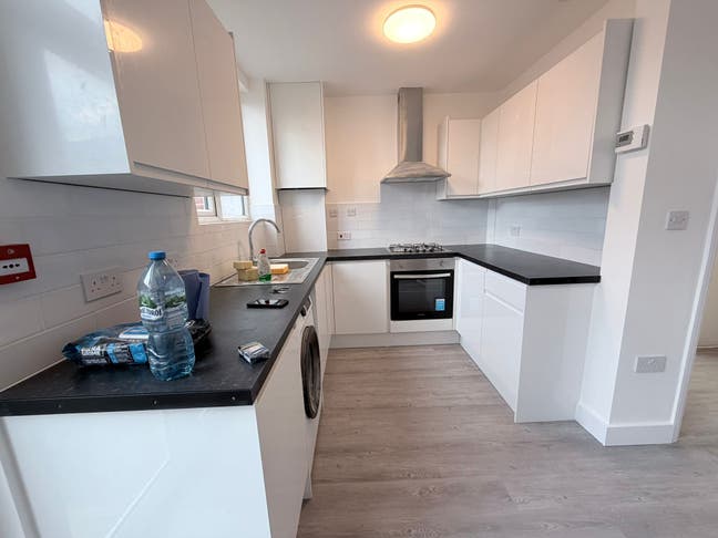 5 Doubles 1 Single, Ascot Road, Tooting, SW17 Main Photo