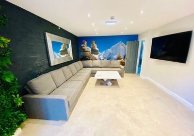 12 Bed WOW Factor House Main Photo