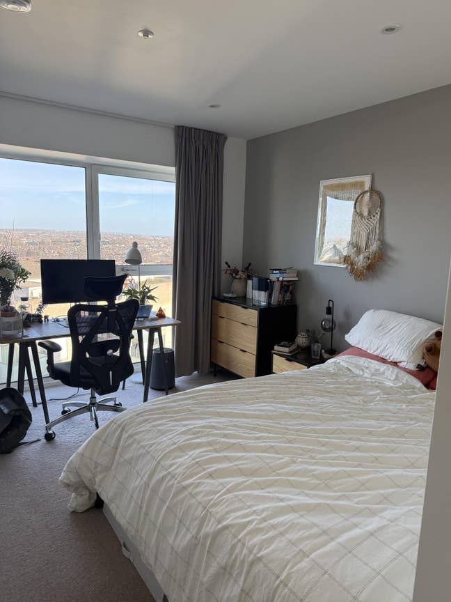 Spacious Ensuite Double Room in East Village Main Photo