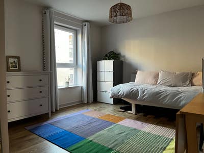Lovely room available in modern Leith flat 🏠 Main Photo