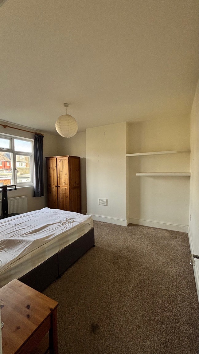 Cosy double room in a lovely two bed flat! Main Photo