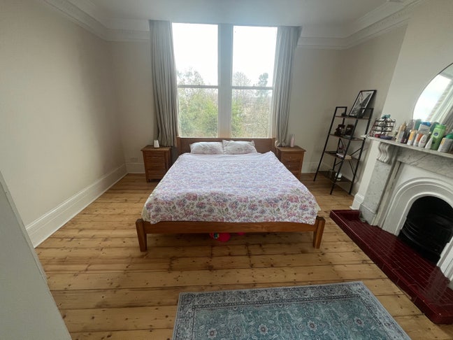 Great big double bedroom in Caledonian Road Main Photo