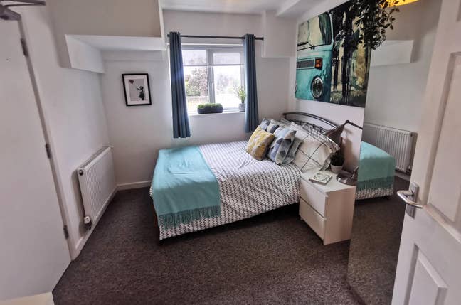 Double En-Suite Room with FREE off-street parking Main Photo