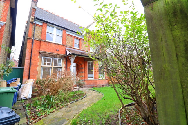 Luxury House Next to Elizabeth Line! Main Photo