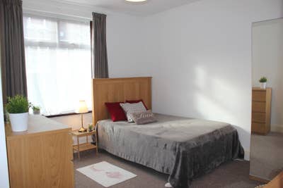 Beautiful Light Airy Double Room inc bills/WiFi Main Photo