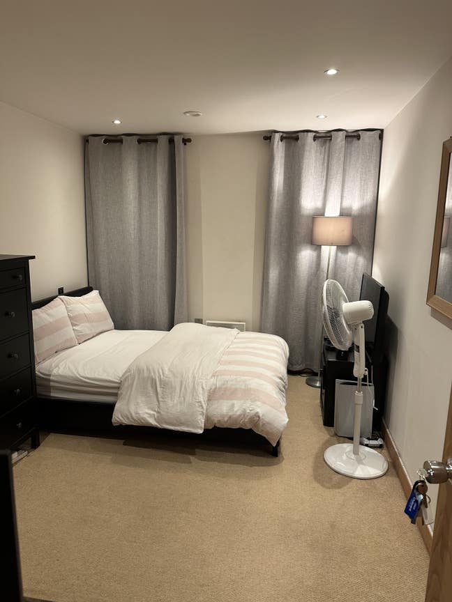 Bright Double Room in Modern Apartment Main Photo