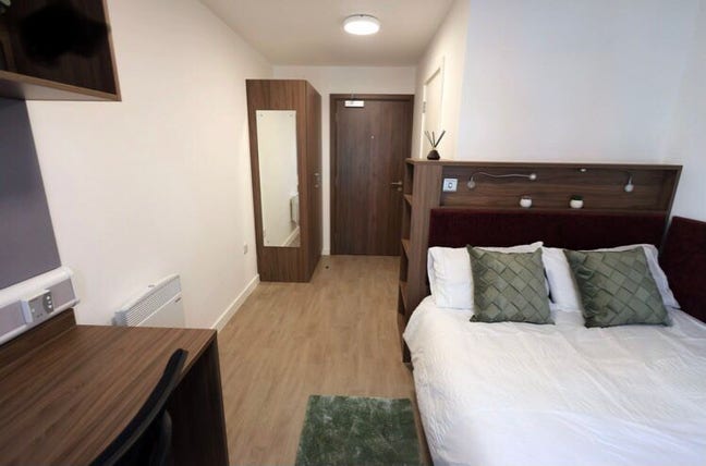 Single en-suit with double-sized bed Main Photo