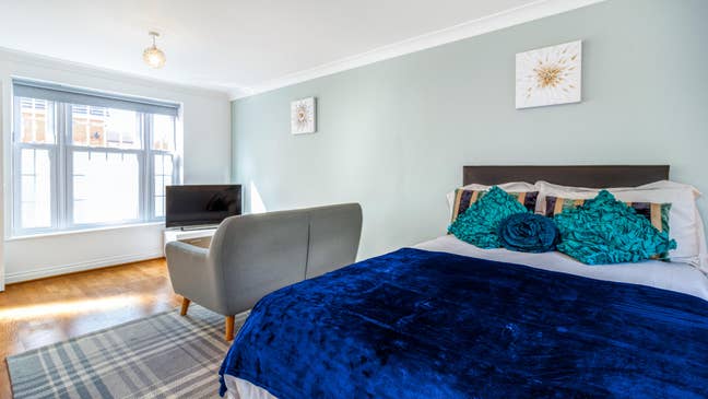 Designed For Comfort Property Near Sugar Way 🥰 Main Photo