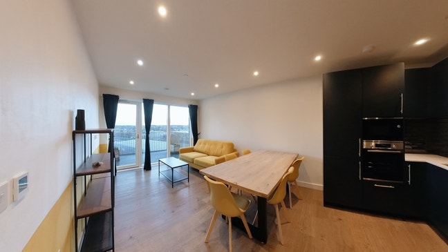 2-bed, 2 bath flat, terrace, gym, pool & parking! Main Photo