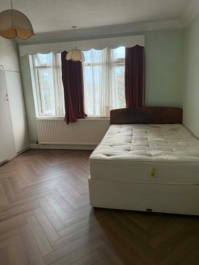 Large double room available in Edgware Main Photo