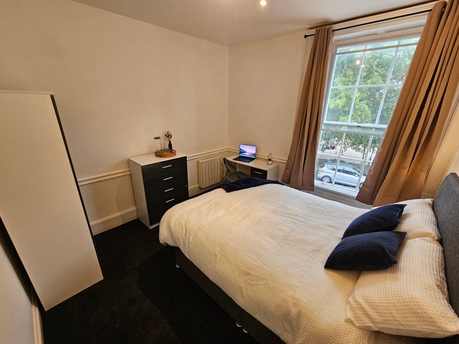 🤗✔️ Large Double Room - Town Centre🤗✔️ Main Photo