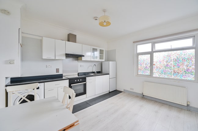 Newly Decoarted First Floor Flat with Parking  Main Photo