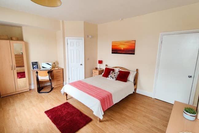 🛏️Spacious double bedroom with private ensuite 🛁 Main Photo