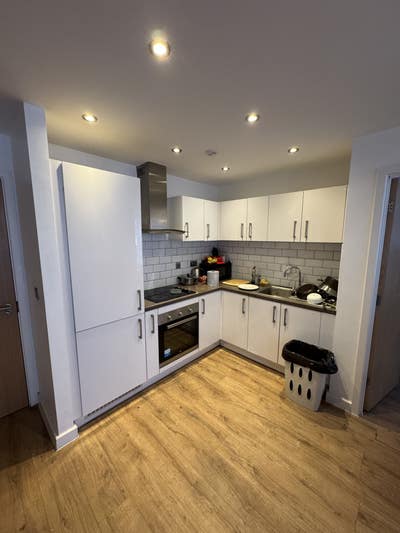 Large En-suite Double Room- Modern Flat- Ava. Now Main Photo