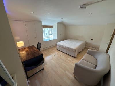 🍁 Half En suite available NOW,prime safe location Main Photo